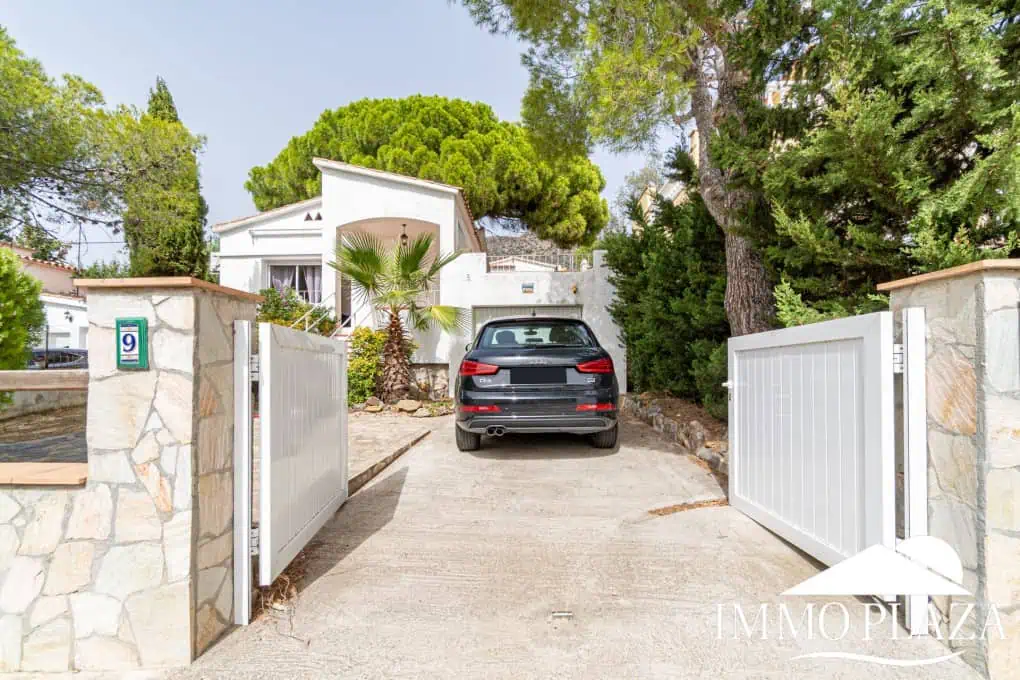 Charming little holiday home, detached with a large garage and a quiet Mediterranean garden.
