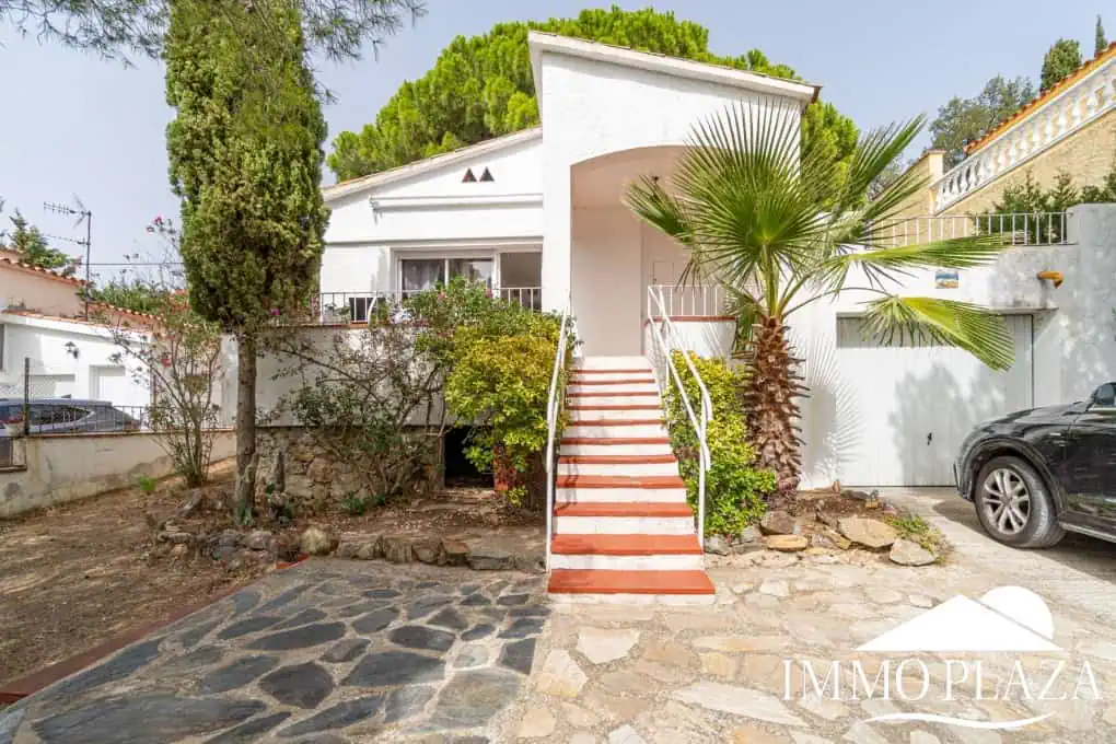 Charming little holiday home, detached with a large garage and a quiet Mediterranean garden.