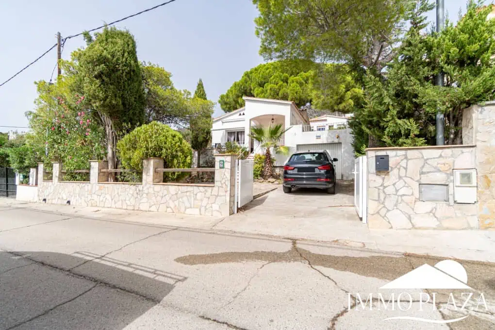 Charming little holiday home, detached with a large garage and a quiet Mediterranean garden.