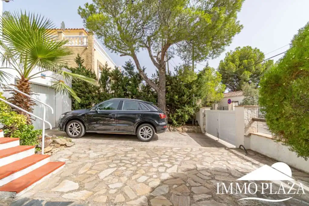 Charming little holiday home, detached with a large garage and a quiet Mediterranean garden.