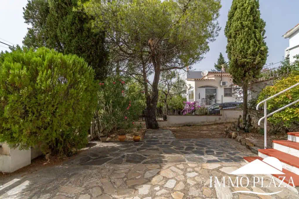 Charming little holiday home, detached with a large garage and a quiet Mediterranean garden.