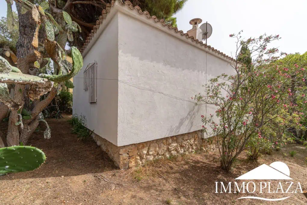 Charming little holiday home, detached with a large garage and a quiet Mediterranean garden.