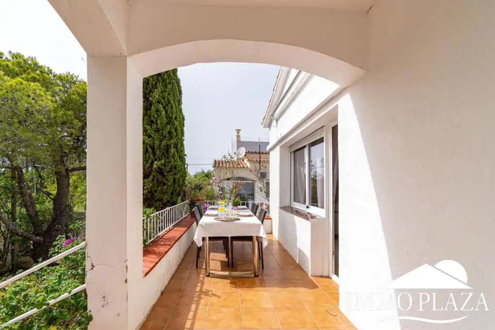Charming little holiday home, detached with a large garage and a quiet Mediterranean garden.