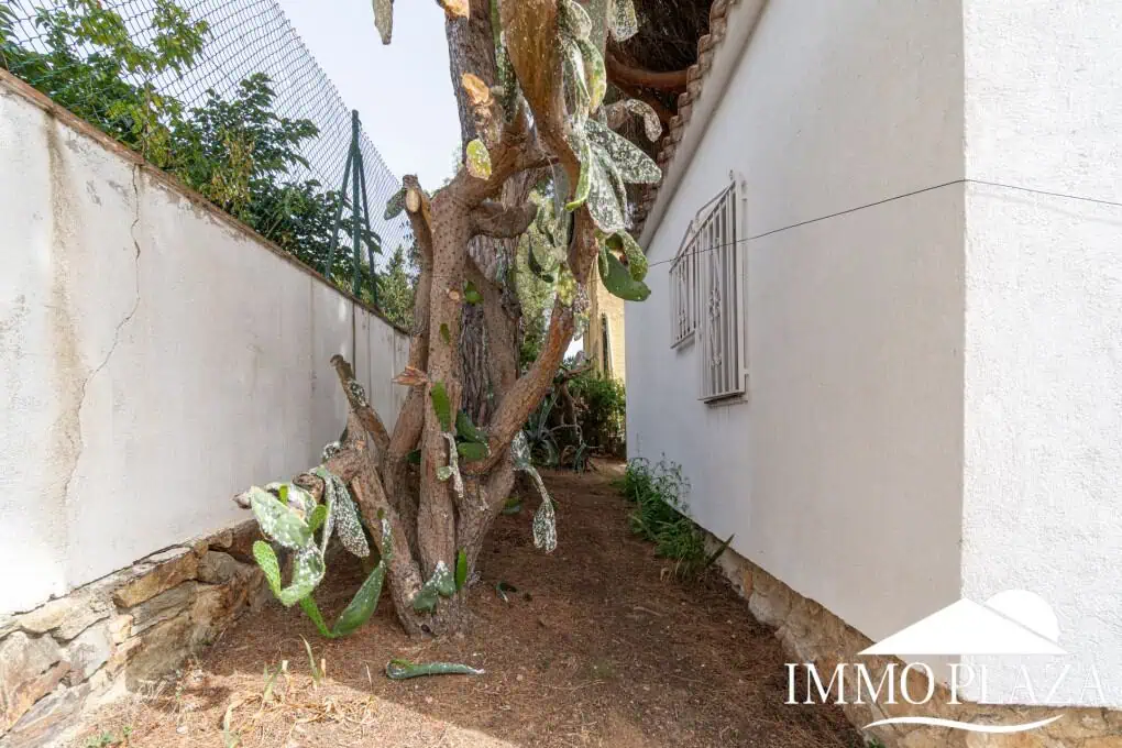 Charming little holiday home, detached with a large garage and a quiet Mediterranean garden.