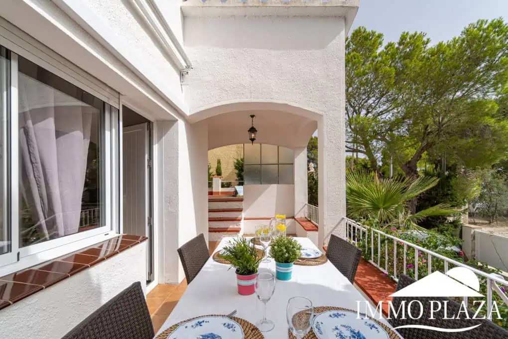 Charming little holiday home, detached with a large garage and a quiet Mediterranean garden.