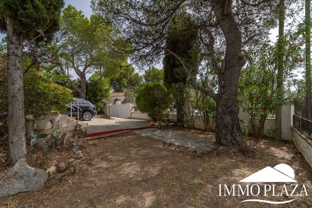 Charming little holiday home, detached with a large garage and a quiet Mediterranean garden.