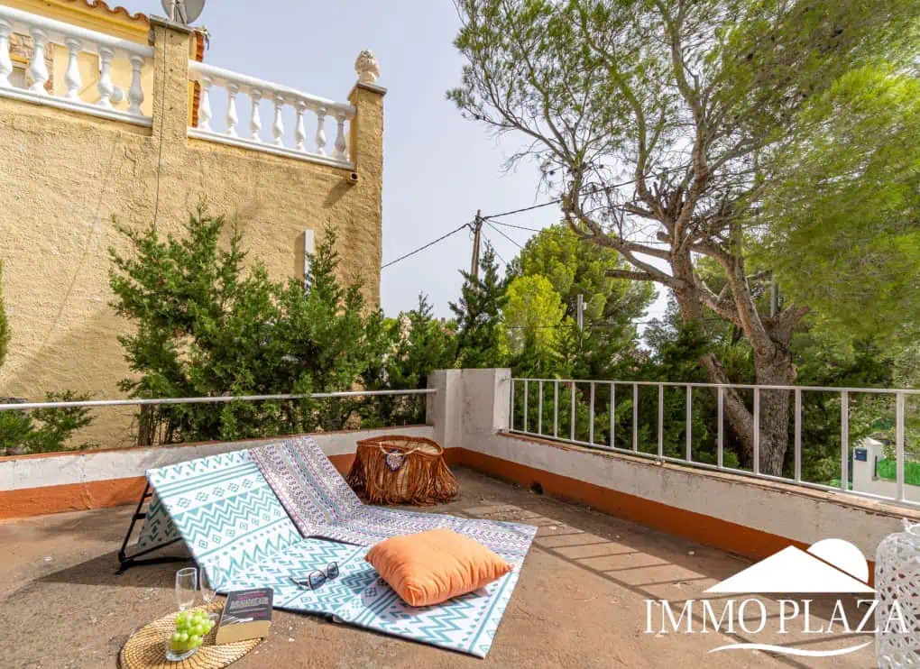 Charming little holiday home, detached with a large garage and a quiet Mediterranean garden.