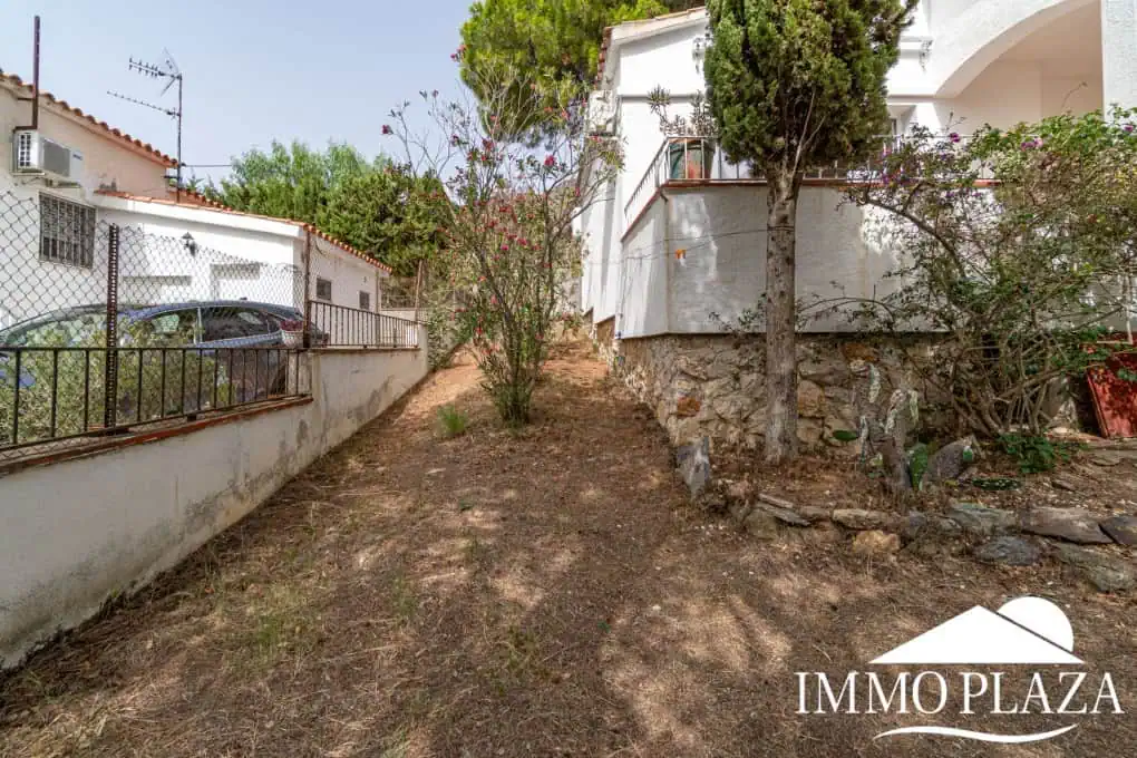 Charming little holiday home, detached with a large garage and a quiet Mediterranean garden.