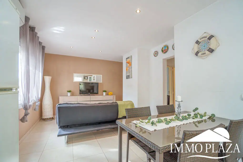 Charming little holiday home, detached with a large garage and a quiet Mediterranean garden.