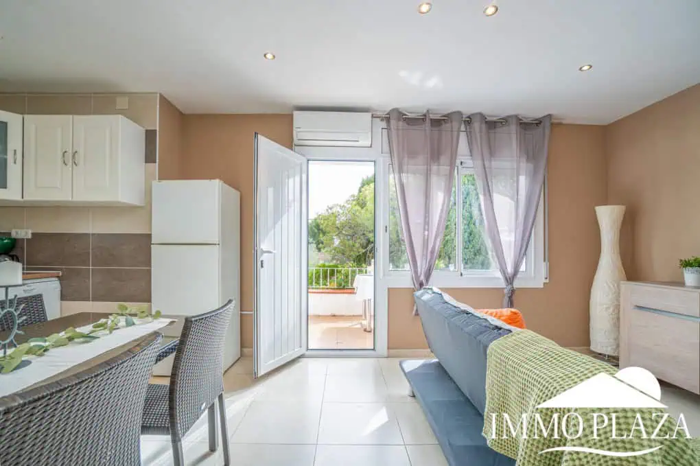 Charming little holiday home, detached with a large garage and a quiet Mediterranean garden.