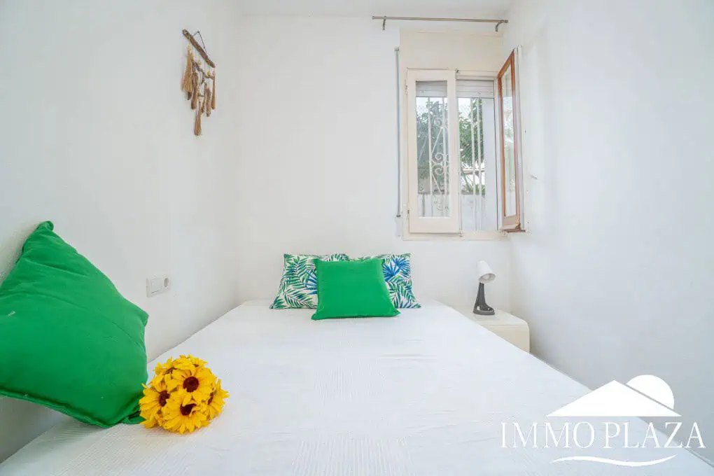 Charming little holiday home, detached with a large garage and a quiet Mediterranean garden.
