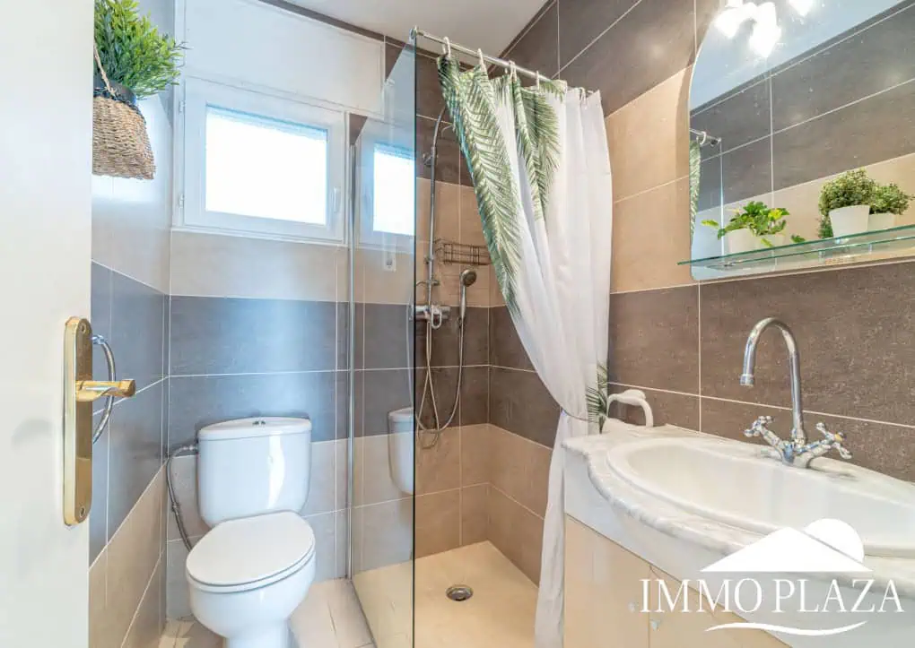 Charming little holiday home, detached with a large garage and a quiet Mediterranean garden.