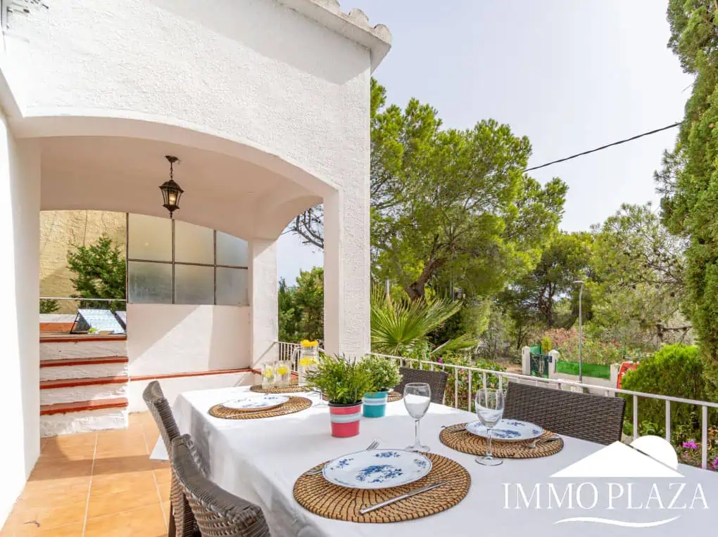 Charming little holiday home, detached with a large garage and a quiet Mediterranean garden.