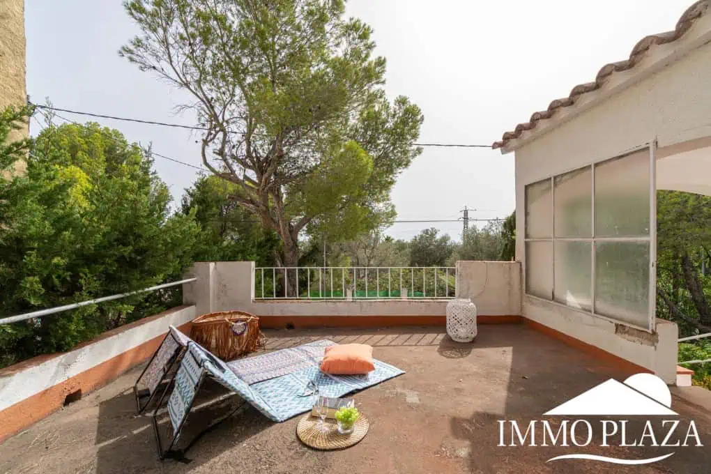 Charming little holiday home, detached with a large garage and a quiet Mediterranean garden.