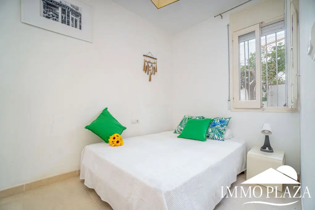 Charming little holiday home, detached with a large garage and a quiet Mediterranean garden.