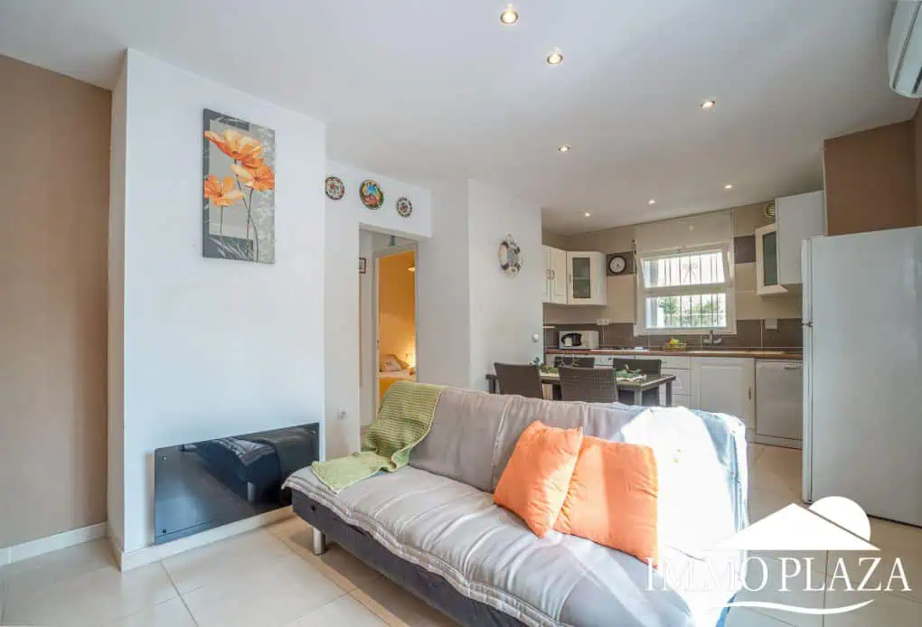 Charming little holiday home, detached with a large garage and a quiet Mediterranean garden.