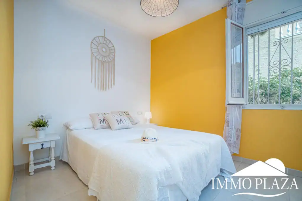 Charming little holiday home, detached with a large garage and a quiet Mediterranean garden.