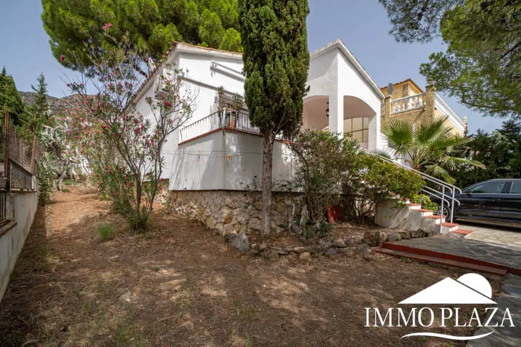 Charming little holiday home, detached with a large garage and a quiet Mediterranean garden.