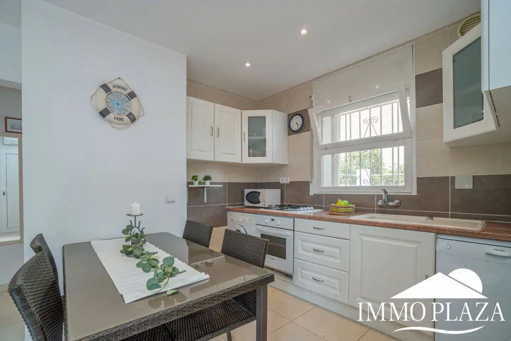 Charming little holiday home, detached with a large garage and a quiet Mediterranean garden.