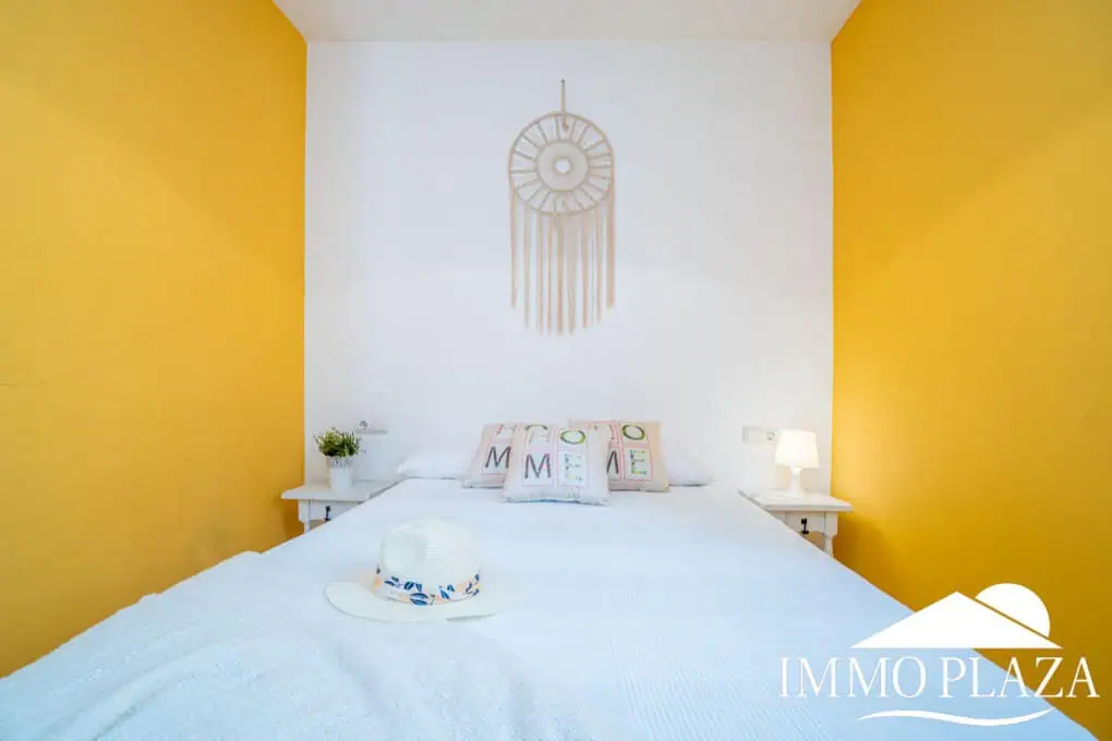 Charming little holiday home, detached with a large garage and a quiet Mediterranean garden.