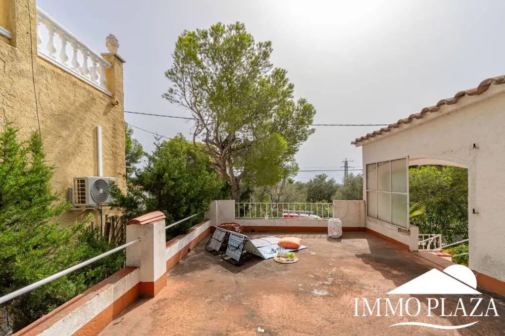 Charming little holiday home, detached with a large garage and a quiet Mediterranean garden.