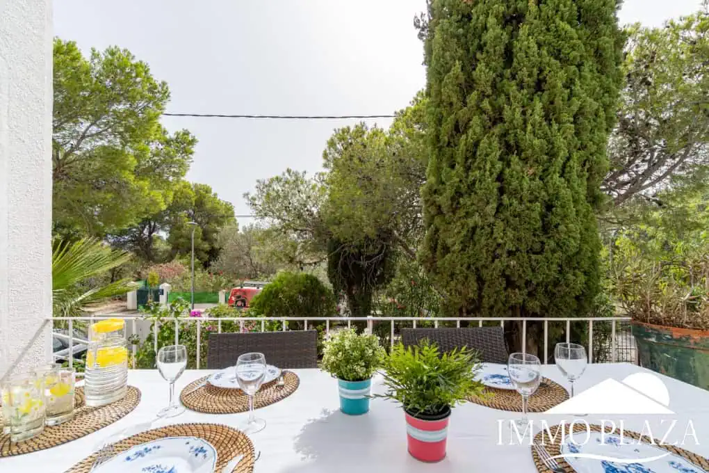 Charming little holiday home, detached with a large garage and a quiet Mediterranean garden.