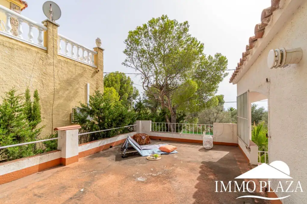 Charming little holiday home, detached with a large garage and a quiet Mediterranean garden.