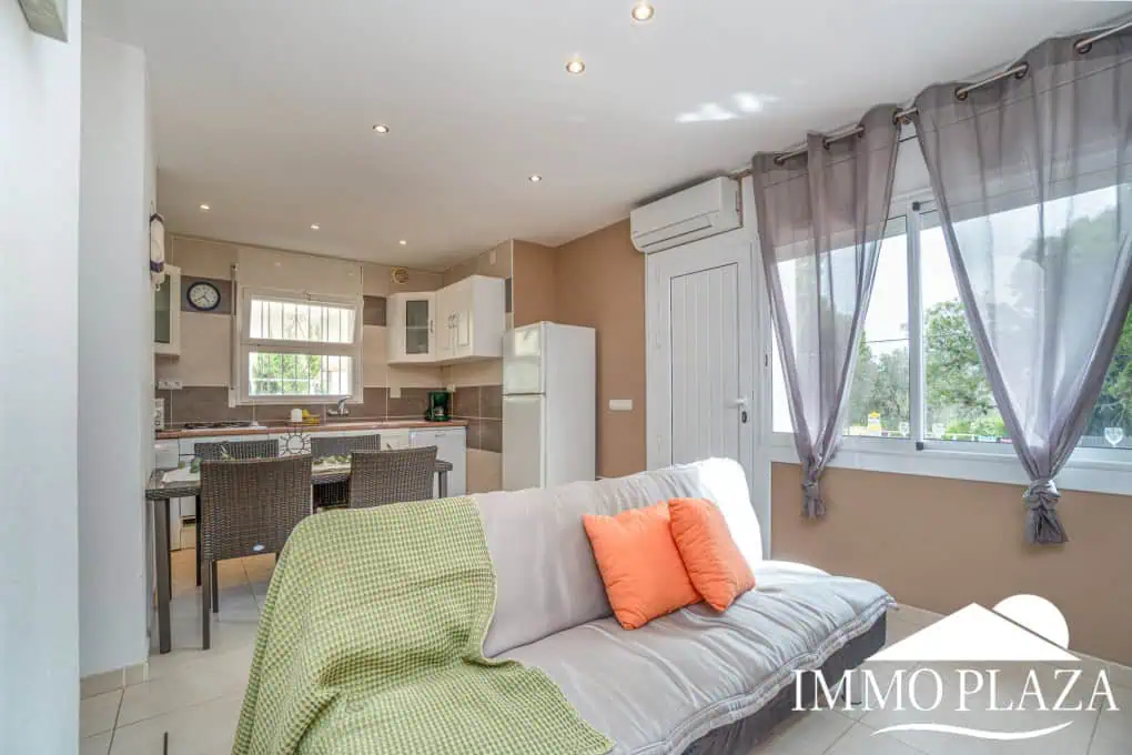 Charming little holiday home, detached with a large garage and a quiet Mediterranean garden.