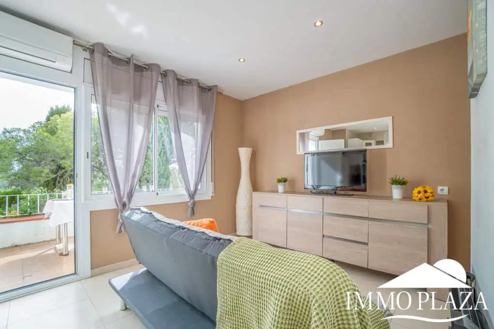 Charming little holiday home, detached with a large garage and a quiet Mediterranean garden.