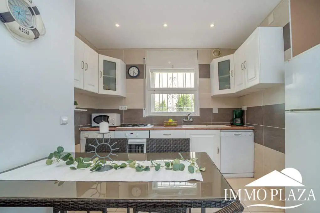 Charming little holiday home, detached with a large garage and a quiet Mediterranean garden.