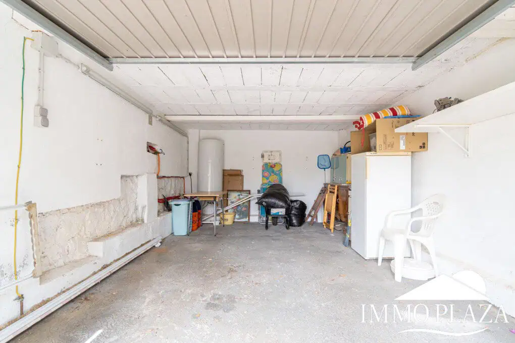 Charming little holiday home, detached with a large garage and a quiet Mediterranean garden.