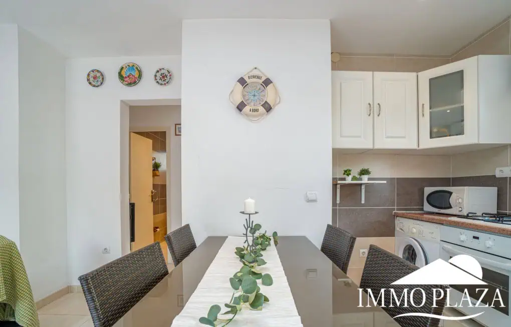 Charming little holiday home, detached with a large garage and a quiet Mediterranean garden.