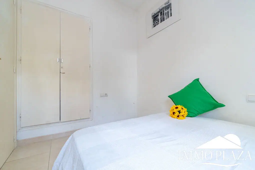 Charming little holiday home, detached with a large garage and a quiet Mediterranean garden.