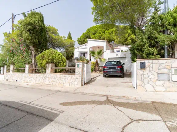 Charming little holiday home, detached with a large garage and a quiet Mediterranean garden.