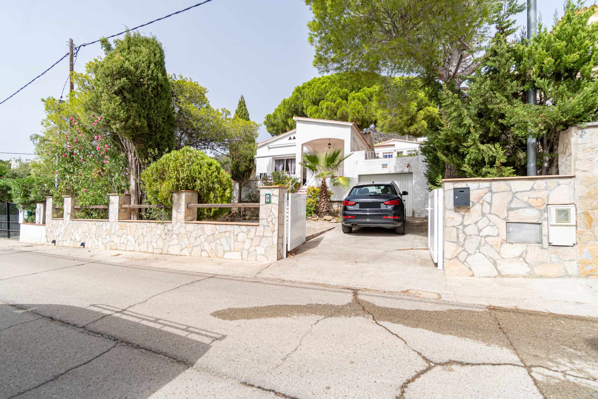 09092023110056_581 Charming little holiday home, detached with a large garage and a quiet Mediterranean garden.