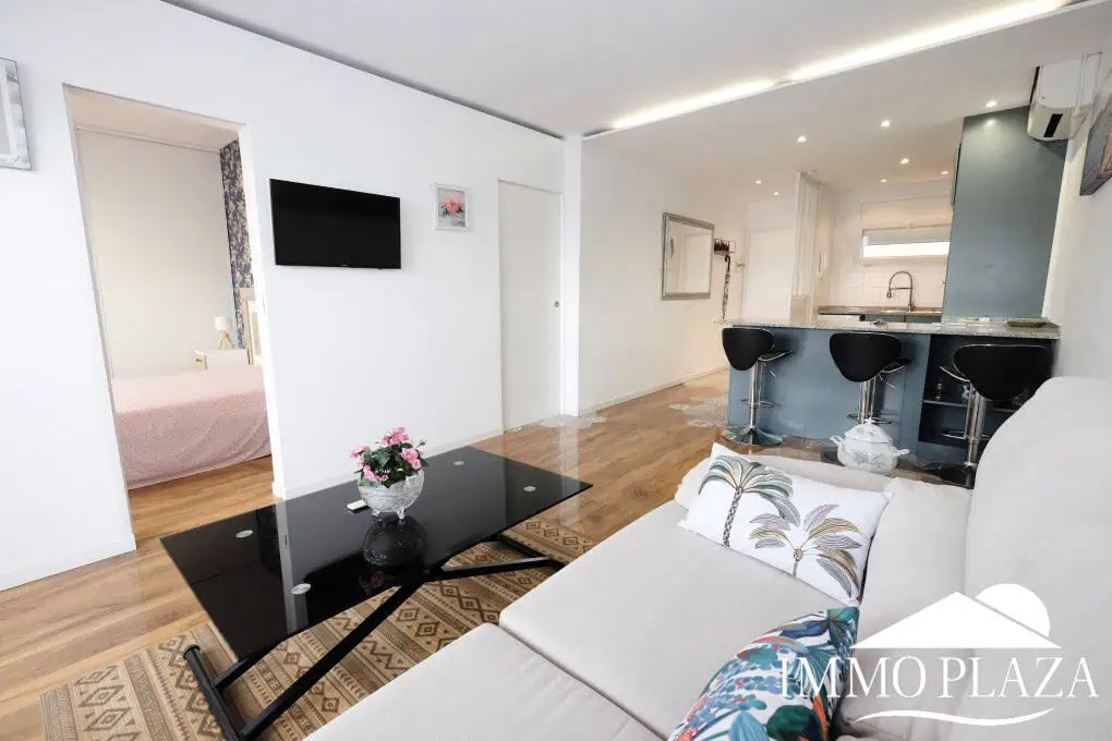 Bright apartment completely renovated “2020” located 2 minutes walk from the beach, south facing – 1 bedroom, 1 bathroom, 1 large terrace