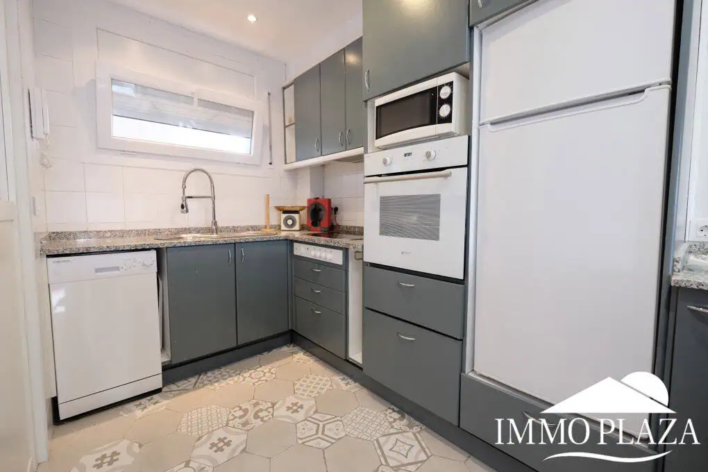 Bright apartment completely renovated “2020” located 2 minutes walk from the beach, south facing – 1 bedroom, 1 bathroom, 1 large terrace
