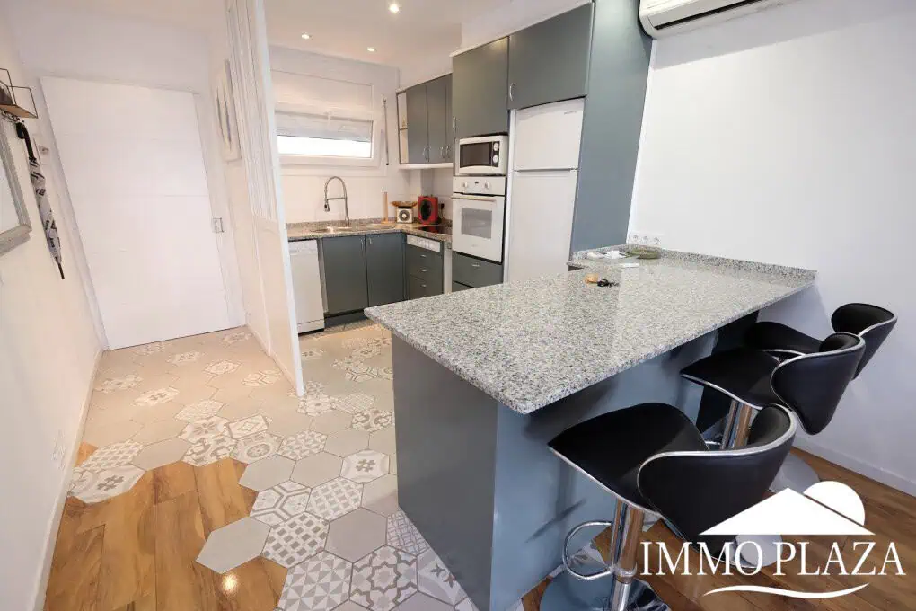 Bright apartment completely renovated “2020” located 2 minutes walk from the beach, south facing – 1 bedroom, 1 bathroom, 1 large terrace