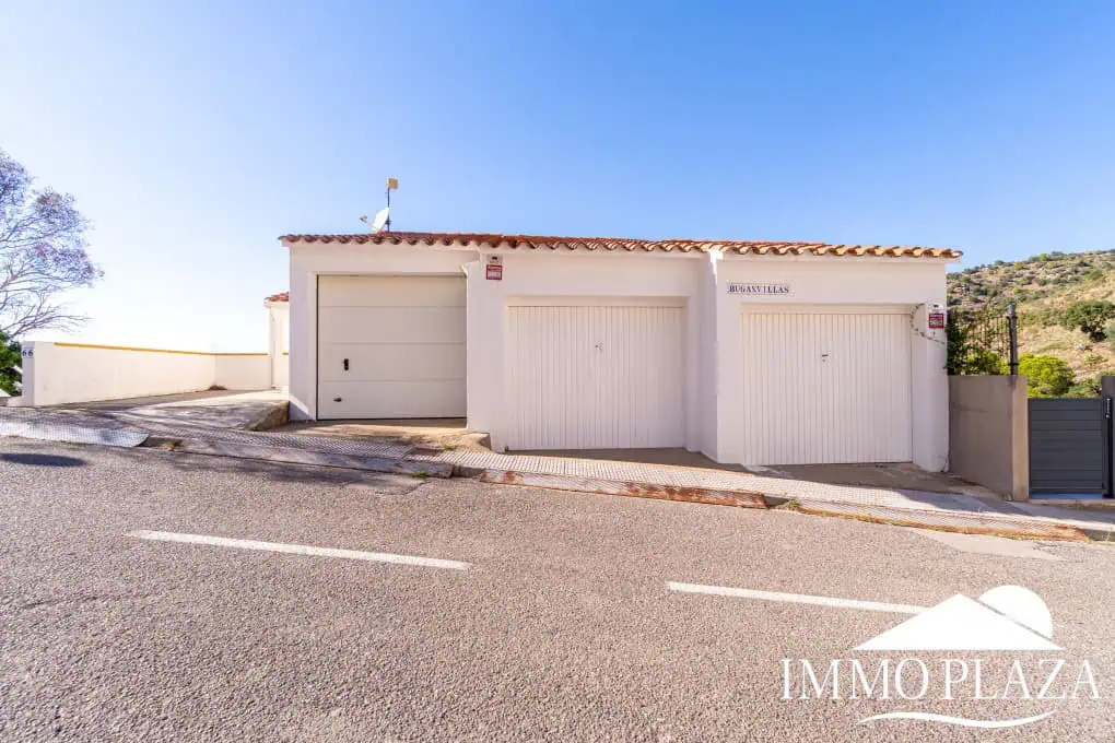 Modern corner apartment (85m2), sea and mountain view, 20m2 terrace, 2 bedrooms, 1 bathroom, private garage!