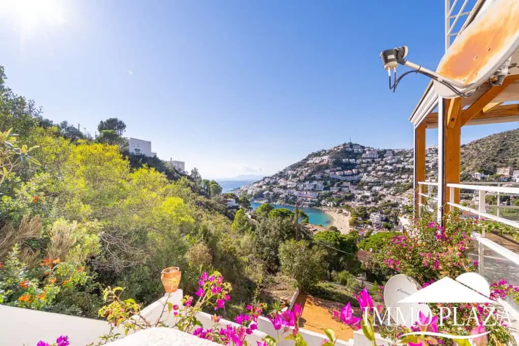 Modern corner apartment (85m2), sea and mountain view, 20m2 terrace, 2 bedrooms, 1 bathroom, private garage!