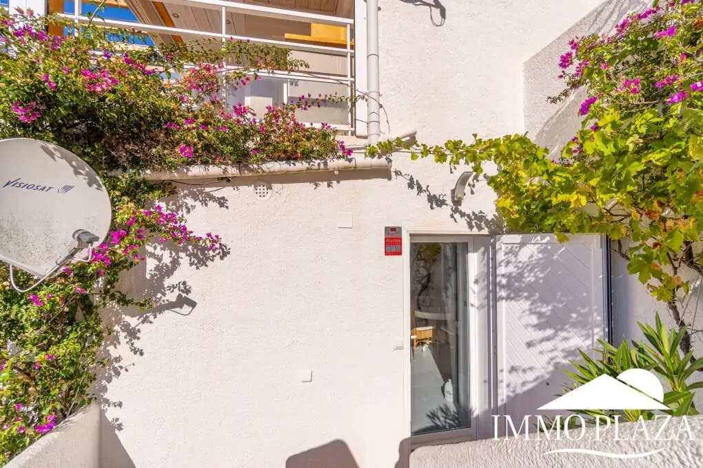 Modern corner apartment (85m2), sea and mountain view, 20m2 terrace, 2 bedrooms, 1 bathroom, private garage!