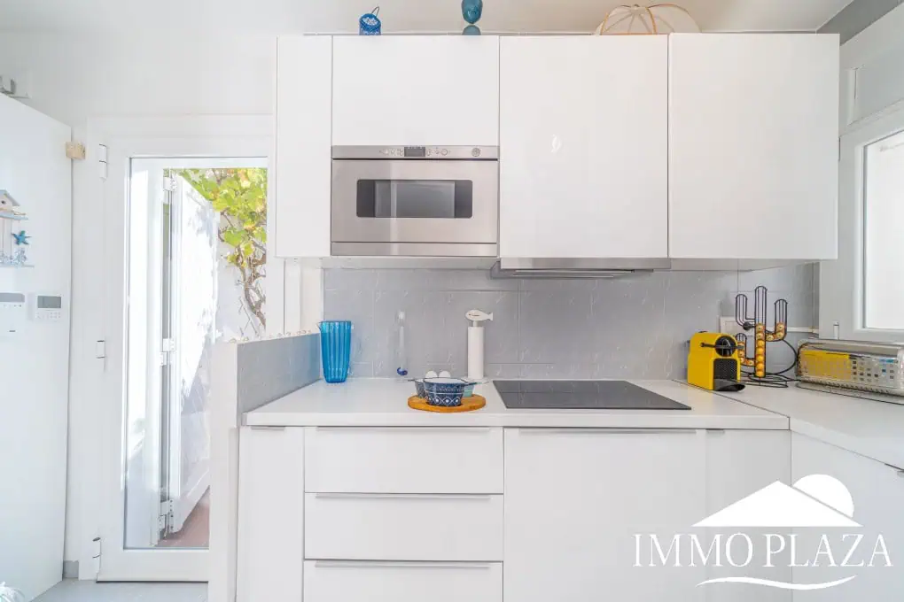 Modern corner apartment (85m2), sea and mountain view, 20m2 terrace, 2 bedrooms, 1 bathroom, private garage!