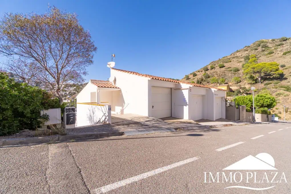 Modern corner apartment (85m2), sea and mountain view, 20m2 terrace, 2 bedrooms, 1 bathroom, private garage!