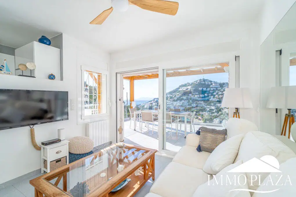 Modern corner apartment (85m2), sea and mountain view, 20m2 terrace, 2 bedrooms, 1 bathroom, private garage!
