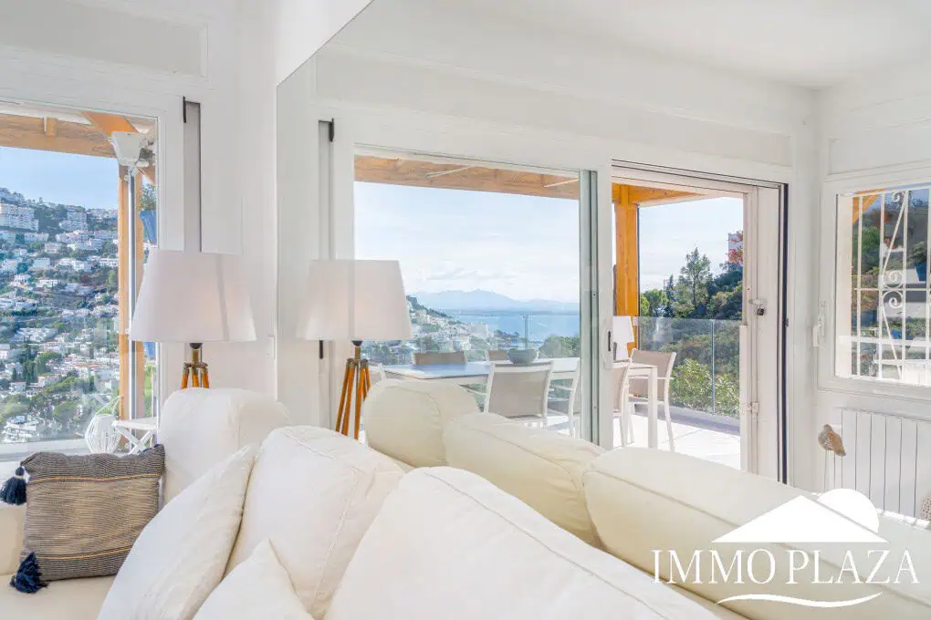 Modern corner apartment (85m2), sea and mountain view, 20m2 terrace, 2 bedrooms, 1 bathroom, private garage!