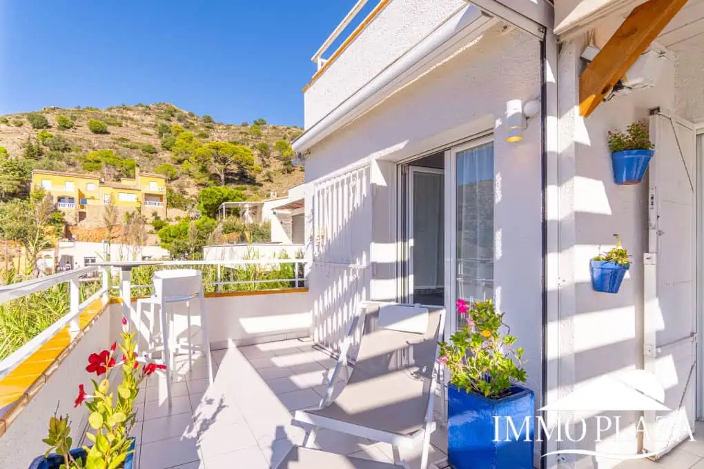 Modern corner apartment (85m2), sea and mountain view, 20m2 terrace, 2 bedrooms, 1 bathroom, private garage!