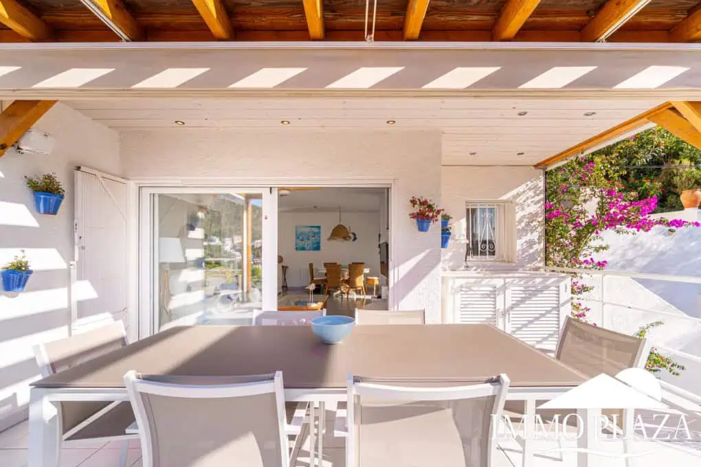 Modern corner apartment (85m2), sea and mountain view, 20m2 terrace, 2 bedrooms, 1 bathroom, private garage!