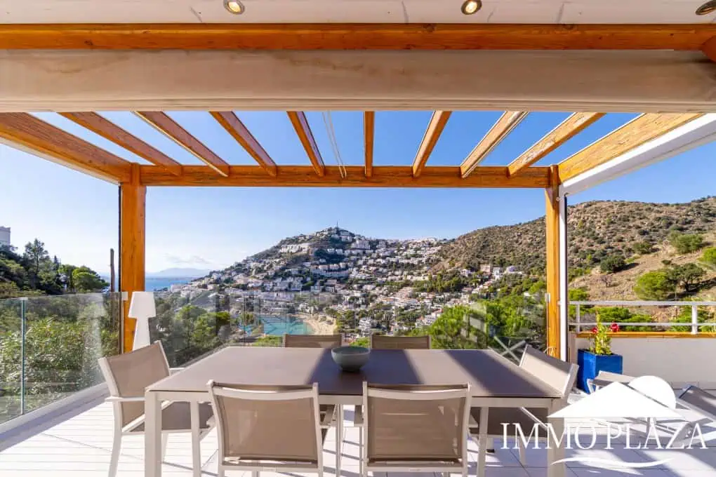 Modern corner apartment (85m2), sea and mountain view, 20m2 terrace, 2 bedrooms, 1 bathroom, private garage!
