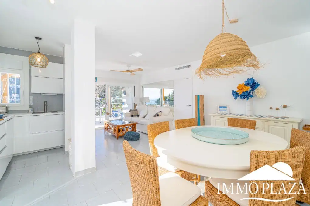 Modern corner apartment (85m2), sea and mountain view, 20m2 terrace, 2 bedrooms, 1 bathroom, private garage!