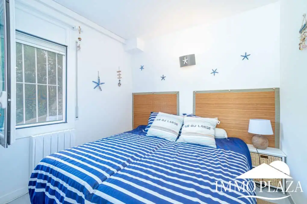 Modern corner apartment (85m2), sea and mountain view, 20m2 terrace, 2 bedrooms, 1 bathroom, private garage!